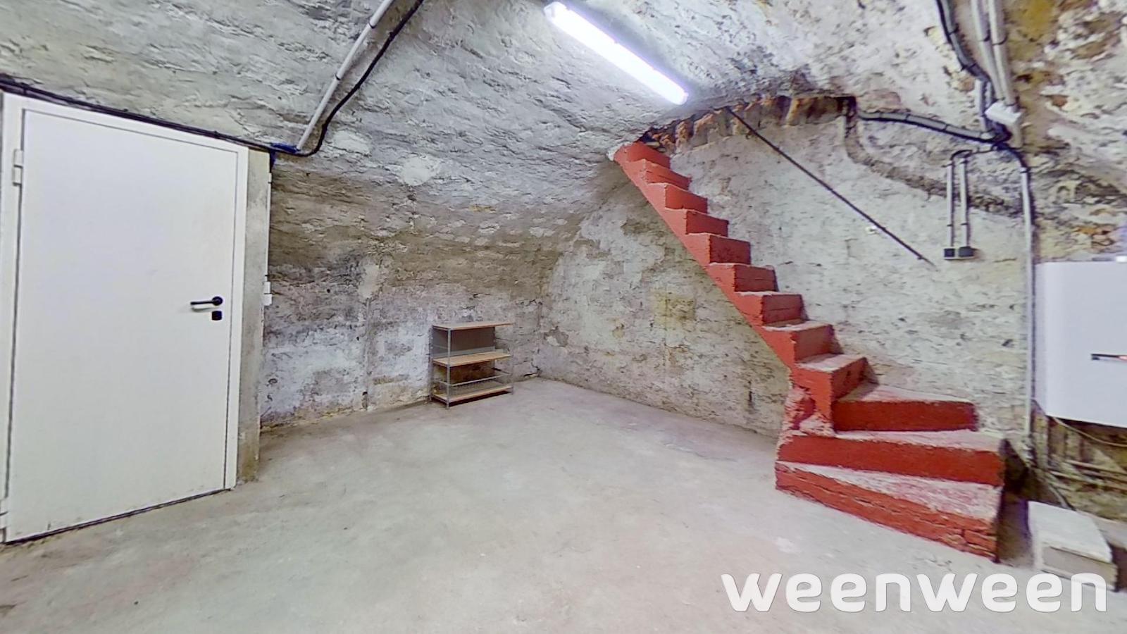 0022-11-cave-escalier